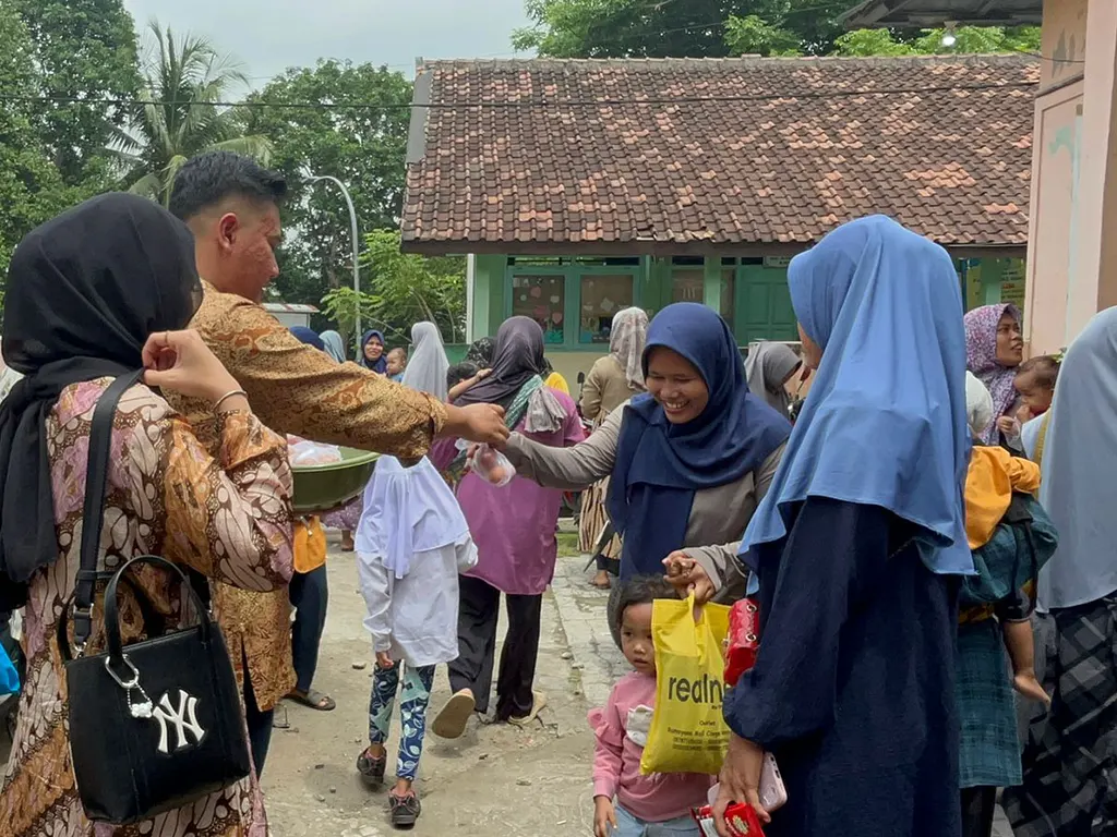 Dokumentasi pemberian telur ke peserta Seminar Pencegahan Stunting di Balai Desa Balekambang, (04/2/2025).  (doc. Pribadi)