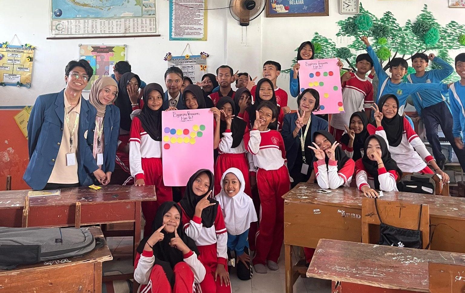 Dokumentasi bersama setelah pelaksanaan program edukasi mengenai Pendidikan Karakter di SDN 2 Gintangan. (doc. Pribadi)