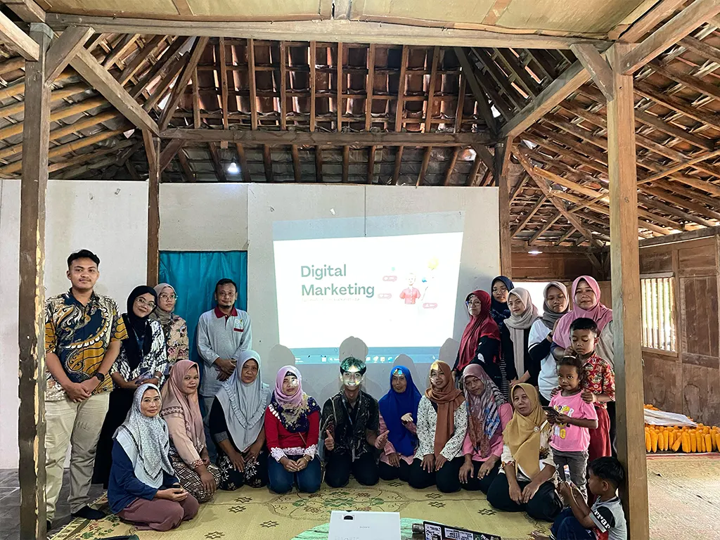 Dokumentasi bersama setelah pelaksanaan sosialisasi Digital Marketing. (doc. KKN UNS 132) Dokumentasi bersama setelah pelaksanaan sosialisasi Digital Marketing. (doc. KKN UNS 132)