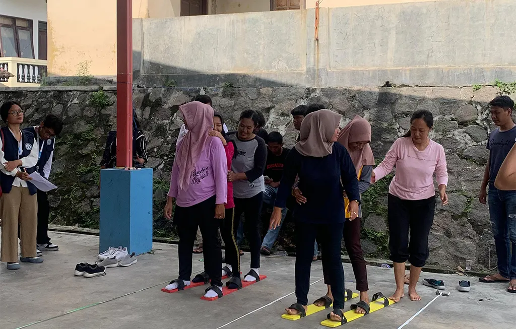 Dokumentasi festival tradisional lomba terompah panjang. (doc. KKN UNS Desa Ngargorejo)