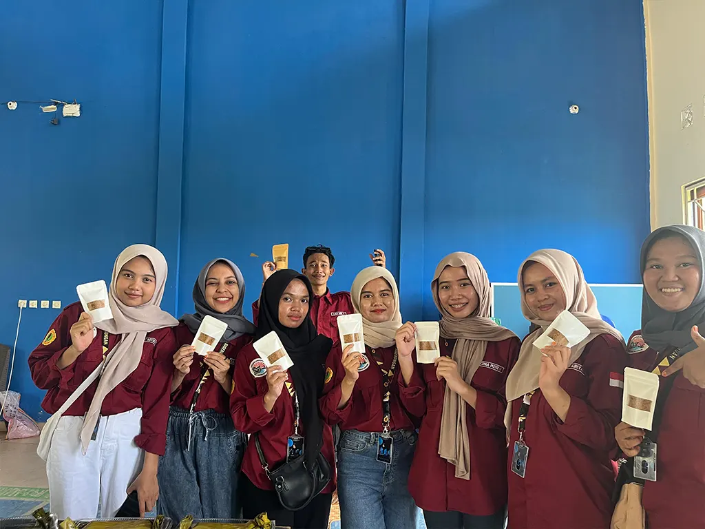 Dokumentasi hasil dari pembuatan abon ikan nila yang sudah dikemas. (doc. Pribadi)