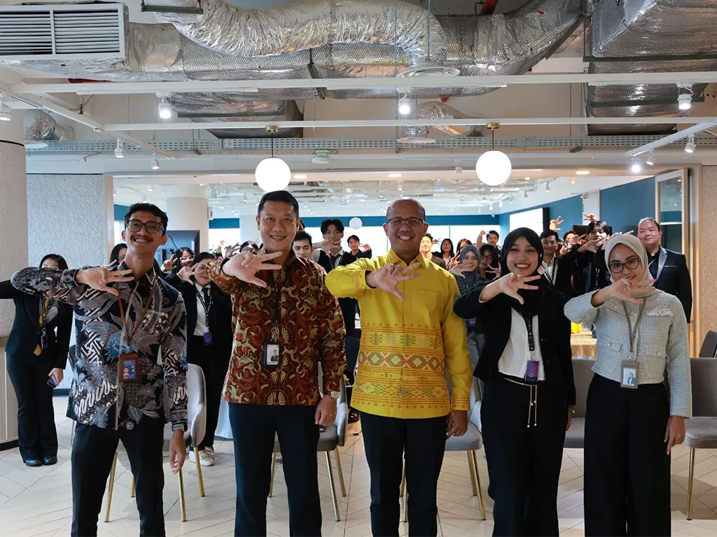 Foreign Policy Community of Indonesia USU melakukan foto bersama dengan pihak Lembaga Penjamin Simpanan (LPS). (doc. FPCI USU)