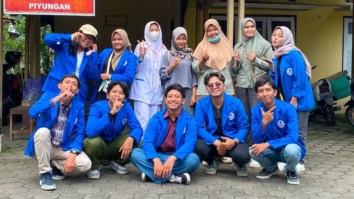 Foto Bersama Kelompok 28 KKN-PPM XLVI Tematik UMBY dengan Perwakilan Tenaga Kesehatan Puskesmas Piyungan dalam Rangka Screening Gula Darah dan Cek Tensi Gratis di Pasar Piyungan (8/2/2025). (doc. KKN UMBY kelompok 28)