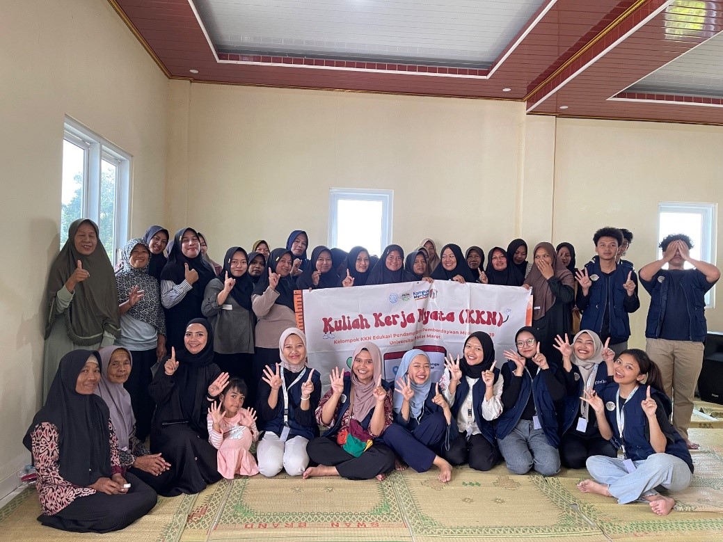 Foto bersama Ibu-Ibu PKK RT 1 dan 4 pada pemaparan sosialisasi anti jentik nyamuk dan pembuatan obat anti nyamuk berbahan alami. (doc. KKN 39 UNS)