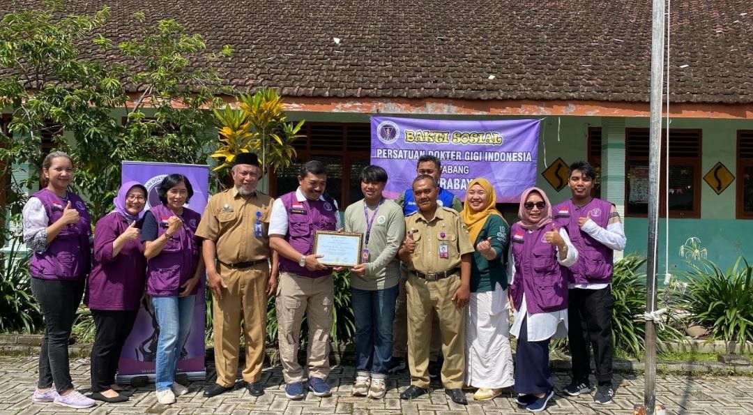 Foto bersama Persatuan Dokter Gigi Indonesia Cabang Surabaya-Madiun serta Kepala Sekolah SD Negeri 01 dan 04 Gemarang. (doc. Tim BBK 5 Desa Gemarang)