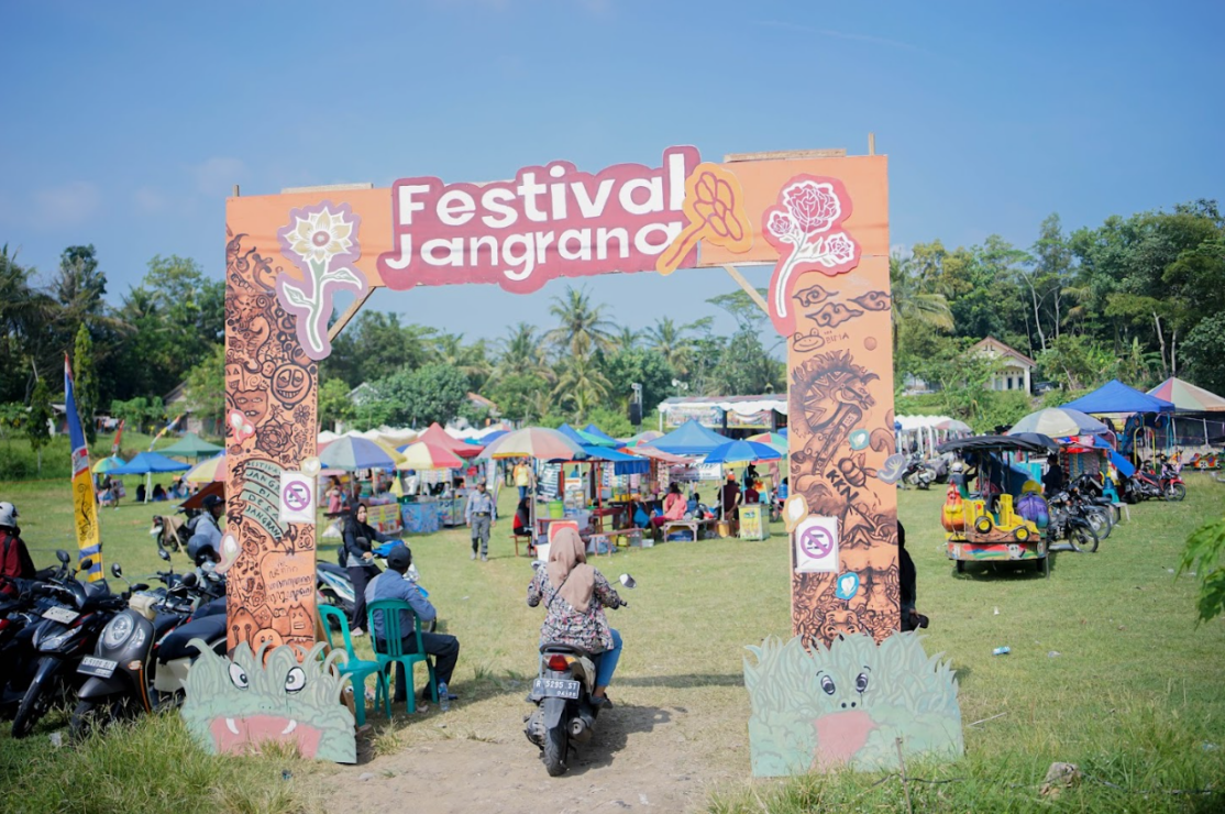Gapura Festival Jangrana sebagai pintu masuk lokasi pelaksanaan. (doc. KKN UNS 22)