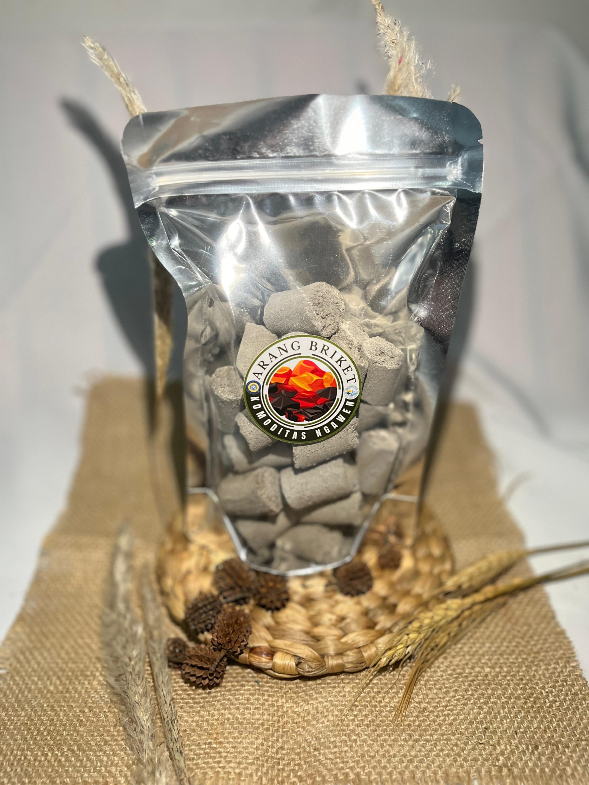 Hasil olahan limbah kerang menjadi arang briket. (doc. Pribadi) 