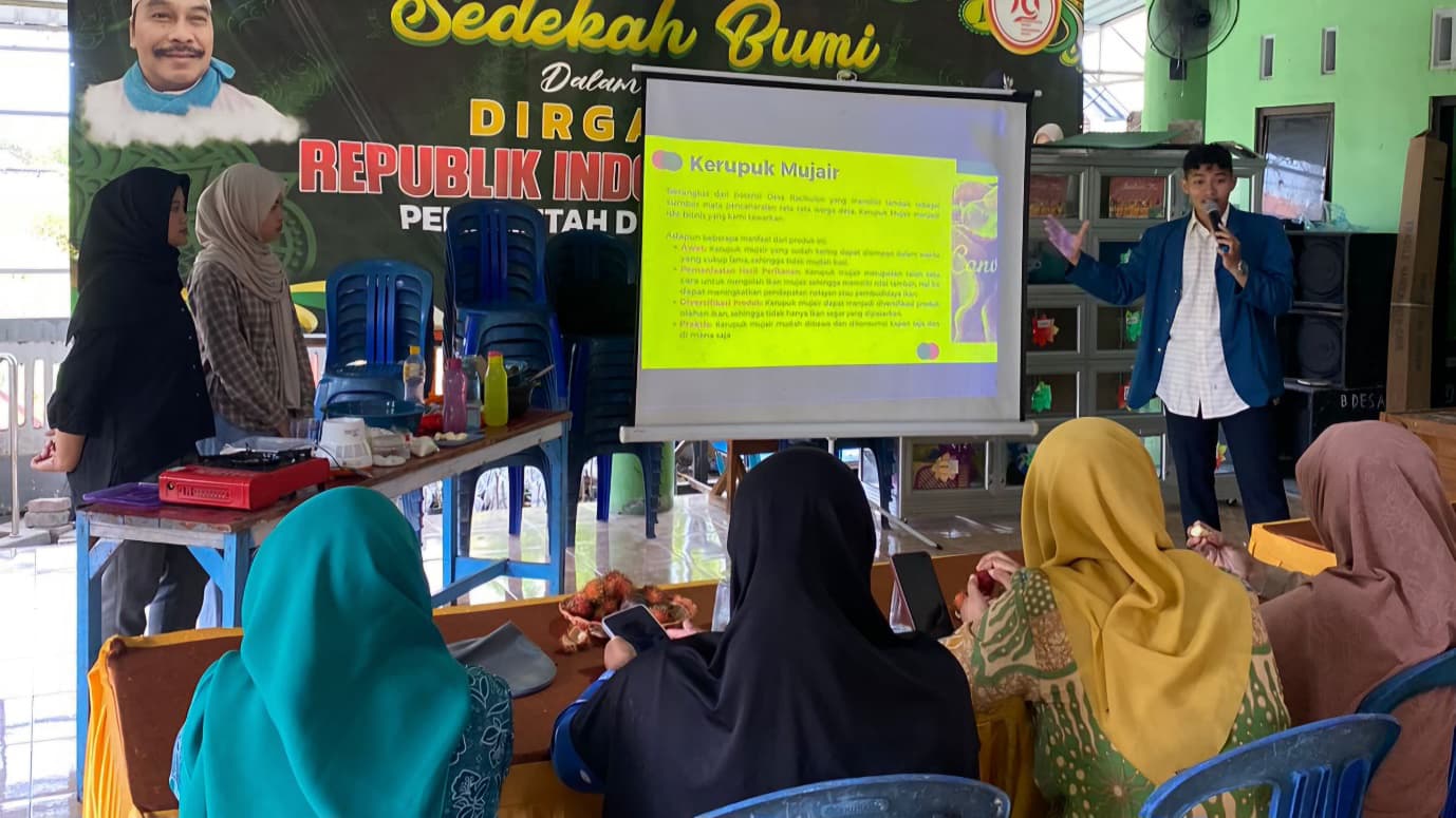 Mahasiswa KKN BBK 5 Universitas Airlangga memberikan sosialisasi ide bisnis kepada warga Desa Racikulon pada selasa (21/01/2025). (doc.Pribadi) 