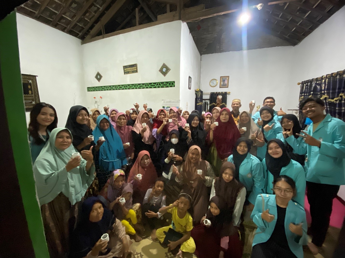Ibu-Ibu PKK dan mahasiswa KKN dengan produk lilin wangi dari olahan limbah minyak jelantah, Sabtu (15/2/25). (doc. KKN UNS 85) Ibu-Ibu PKK dan mahasiswa KKN dengan produk lilin wangi dari olahan limbah minyak jelantah, Sabtu (15/2/25). (doc. KKN UNS 85)