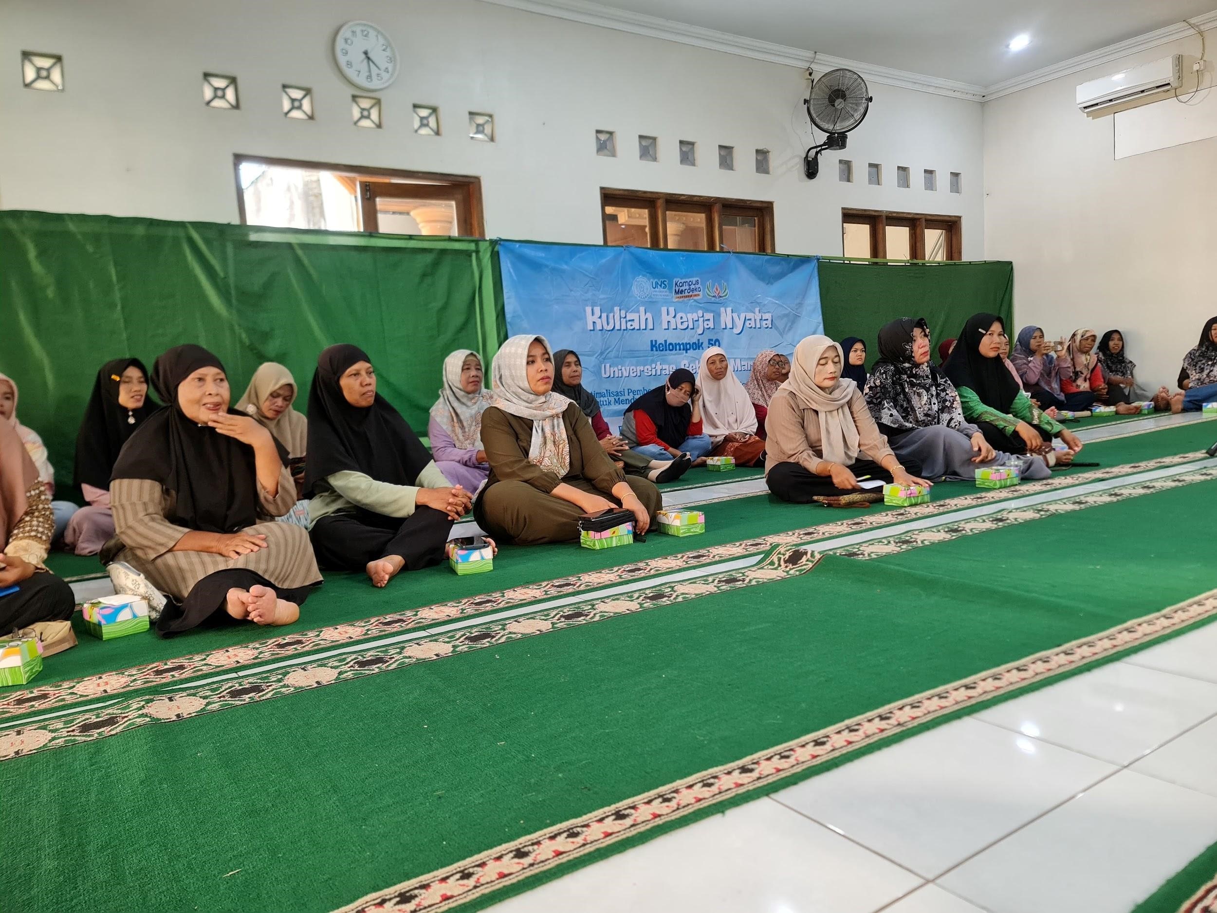 

Ibu PKK Desa Geneng mendengarkan pemaparan materi dari narasumber, Rabu (5/2/2024). (doc. KKN UNS 50)