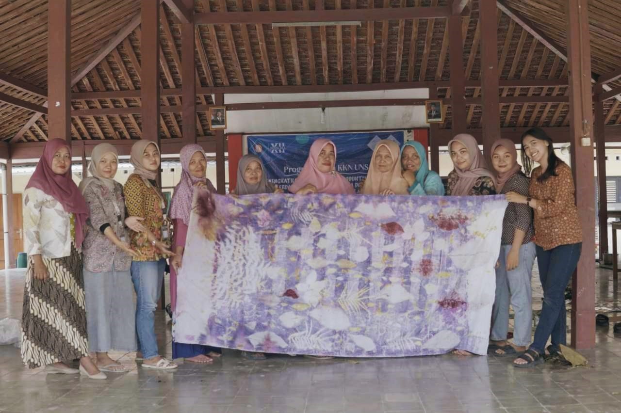 Kegiatan Pelatihan Batik Ecoprint di Kantor Kepala Desa Donohudan. (doc. KKN 12 UNS) Kegiatan Pelatihan Batik Ecoprint di Kantor Kepala Desa Donohudan. (doc. KKN 12 UNS)