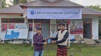 Kegiatan Penyerahan Buku Profil dan Peta Wisata Kelurahan Waetuno. (doc. KKN UNS Gema Wakatobi) Kegiatan Penyerahan Buku Profil dan Peta Wisata Kelurahan Waetuno. (doc. KKN UNS Gema Wakatobi)