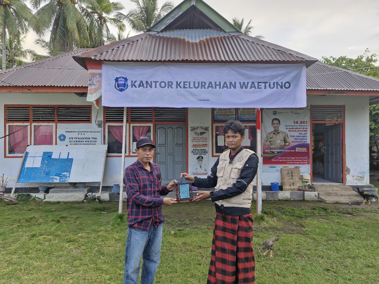 Kegiatan Penyerahan Buku Profil dan Peta Wisata Kelurahan Waetuno. (doc. KKN UNS Gema Wakatobi)