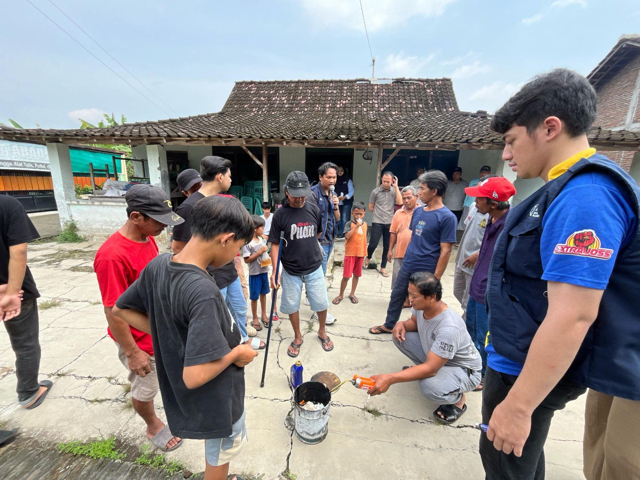 Kegiatan demonstrasi pembuatan paving block dari sampah plastik. (doc. Tim KKN UNS EPPM 18)