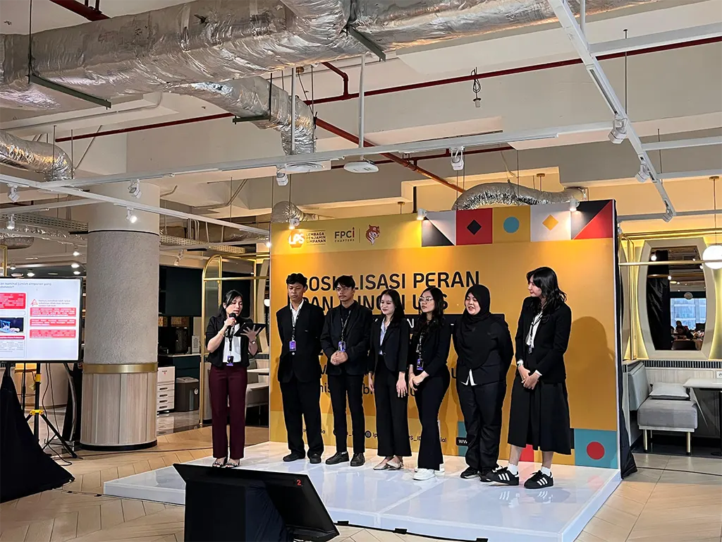 Kelompok 5 mempresentasikan hasil diskusi mereka di depan pemateri. (doc. FPCI USU)