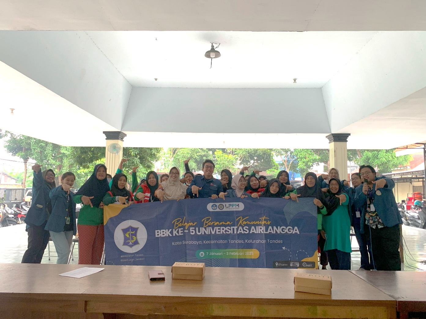 Mahasiswa KKN-BBK 5 Tandes 1 Bersama Narasumber OJK, Perangkat Lurah, dan Warga Kelurahan Tandes. (doc. Istimewa)