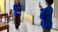 Mahasiswa KKN UMBY Kelompok 24 saat menjelaskan materi Sosialiasi Kecerdasan Buatan (AI) di SD Semuten, Desa Jatimulyo, Kecamatan Dlingo, Kabupaten Bantul, pada Kamis (6/2/2025). (doc. KKN UMBY kelompok 24) Mahasiswa KKN UMBY Kelompok 24 saat menjelaskan materi Sosialiasi Kecerdasan Buatan (AI) di SD Semuten, Desa Jatimulyo, Kecamatan Dlingo, Kabupaten Bantul, pada Kamis (6/2/2025). (doc. KKN UMBY kelompok 24)