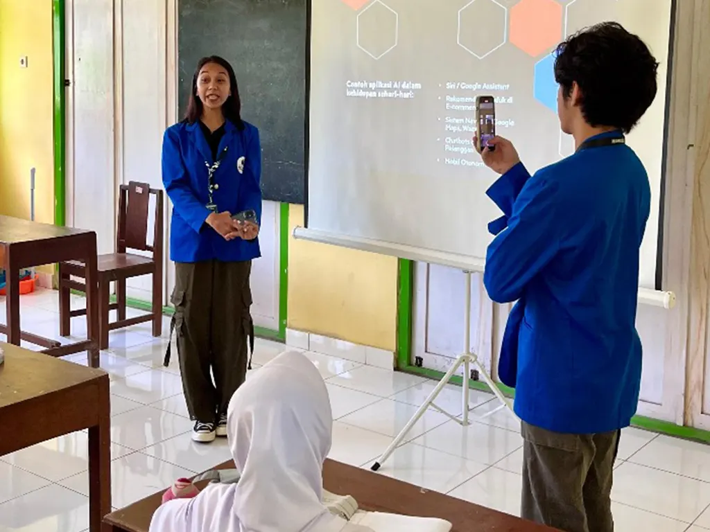 Mahasiswa KKN UMBY Kelompok 24 saat menjelaskan materi Sosialiasi Kecerdasan Buatan (AI) di SD Semuten, Desa Jatimulyo, Kecamatan Dlingo, Kabupaten Bantul, pada Kamis (6/2/2025). (doc. KKN UMBY kelompok 24)