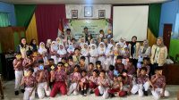 Mahasiswa KKN UNS Kelompok 123 memberikan edukasi dan sosialisasi tentang rambu lalu lintas dan keselamatan berkendara di SDN 1 Giriwoyo pada Kamis (23/1/2025). (doc. KKN UNS 123)