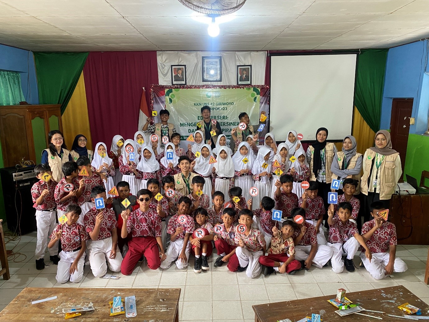 Mahasiswa KKN UNS Kelompok 123 memberikan edukasi dan sosialisasi tentang rambu lalu lintas dan keselamatan berkendara di SDN 1 Giriwoyo pada Kamis (23/1/2025). (doc. KKN UNS 123)