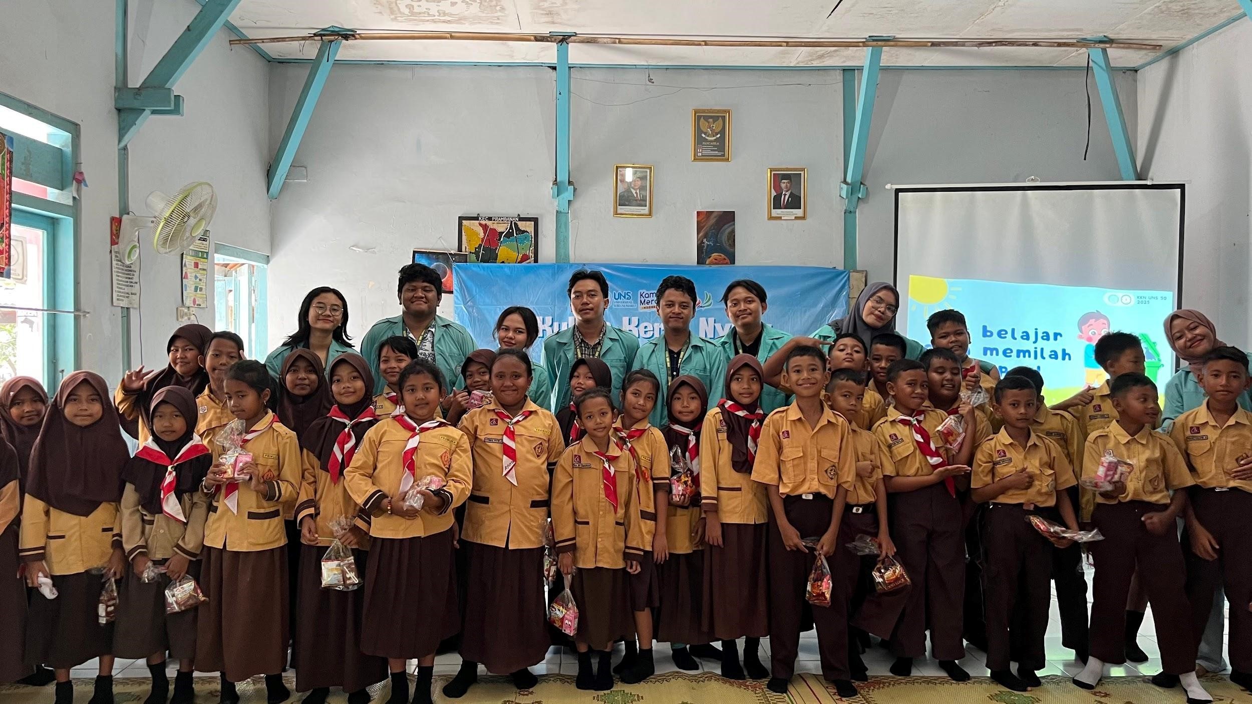 Mahasiswa KKN UNS Kelompok 50 melakukan dokumentasi bersama dengan siswa kelas 3 SD Negeri 2 Pandansimping, Jumat (4/2/2024). (doc. KKN UNS 50)
