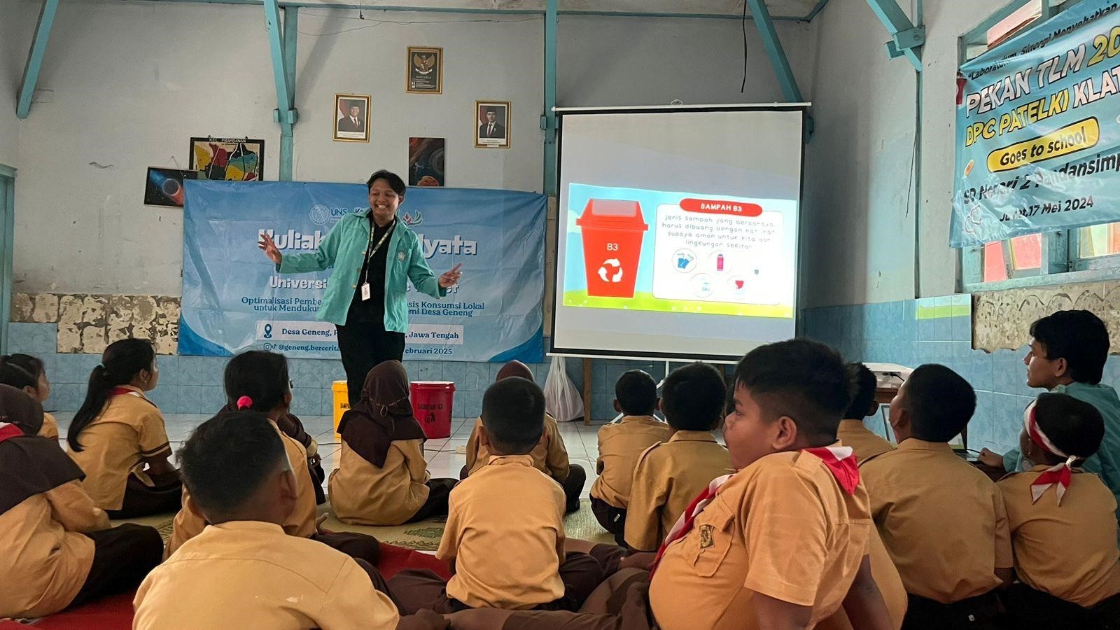 Mahasiswa KKN UNS Kelompok 50 memaparkan materi mengenai pengelolaan sampah kepada siswa kelas 3 di SD Negeri 2 Pandansimping sebagai bagian dari program kerja Sosialisasi Pengelolaan Sampah dan Pengadaan Tempat Sampah pada Selasa (4/2/2024). (doc. KKN UNS 50)