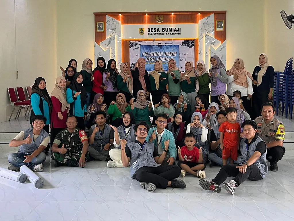 Mahasiswa KKN UNS Kelompok 92 berkolaborasi dengan komunitas Jelantah4Change. (doc. KKN UNS 92)