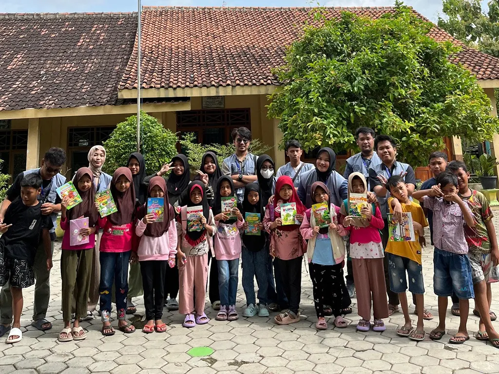 Mahasiswa KKN UNS Kelompok 92 menghadirkan program "Teras Literasi" di Desa Bumiaji sebagai upaya membangun budaya membaca sejak dini. (doc. KKN UNS 92)