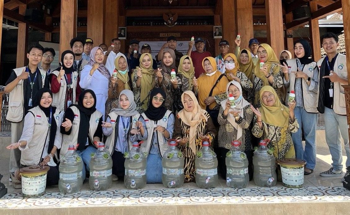 Mahasiswa KKN UNS Kelompok 99 melakukan foto bersama dengan perwakilan dari RW 01 hingga RW 06, kelompok Gapoktan, serta ibu-ibu dari KWT setelah melaksanakan program kerja sosialisasi dan demonstrasi akuaponik serta pupuk organik cair di kelurahan Geneng pada Rabu (5/2/2025). (doc. KKN UNS 99) Mahasiswa KKN UNS Kelompok 99 melakukan foto bersama dengan perwakilan dari RW 01 hingga RW 06, kelompok Gapoktan, serta ibu-ibu dari KWT setelah melaksanakan program kerja sosialisasi dan demonstrasi akuaponik serta pupuk organik cair di kelurahan Geneng pada Rabu (5/2/2025). (doc. KKN UNS 99)