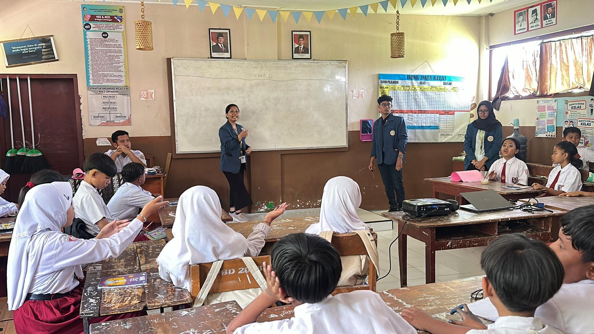 Mahasiswa KKN saat menyelenggarakan program edukasi mengenai Pendidikan Karakter di SDN 2 Gintangan. (doc. Pribadi)