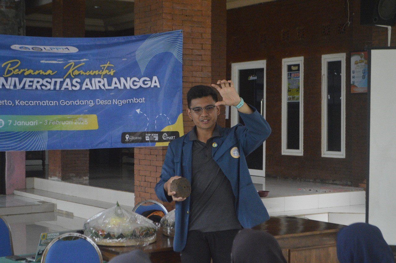 Mahasiswa KKN sebagai penanggung jawab, Ibrahim Krisna, sedang memberikan sosialisasi mengenai Urea Molases Mineral Blok (UMMB) kepada masyarakat (31/01/2025). (doc. Pribadi)