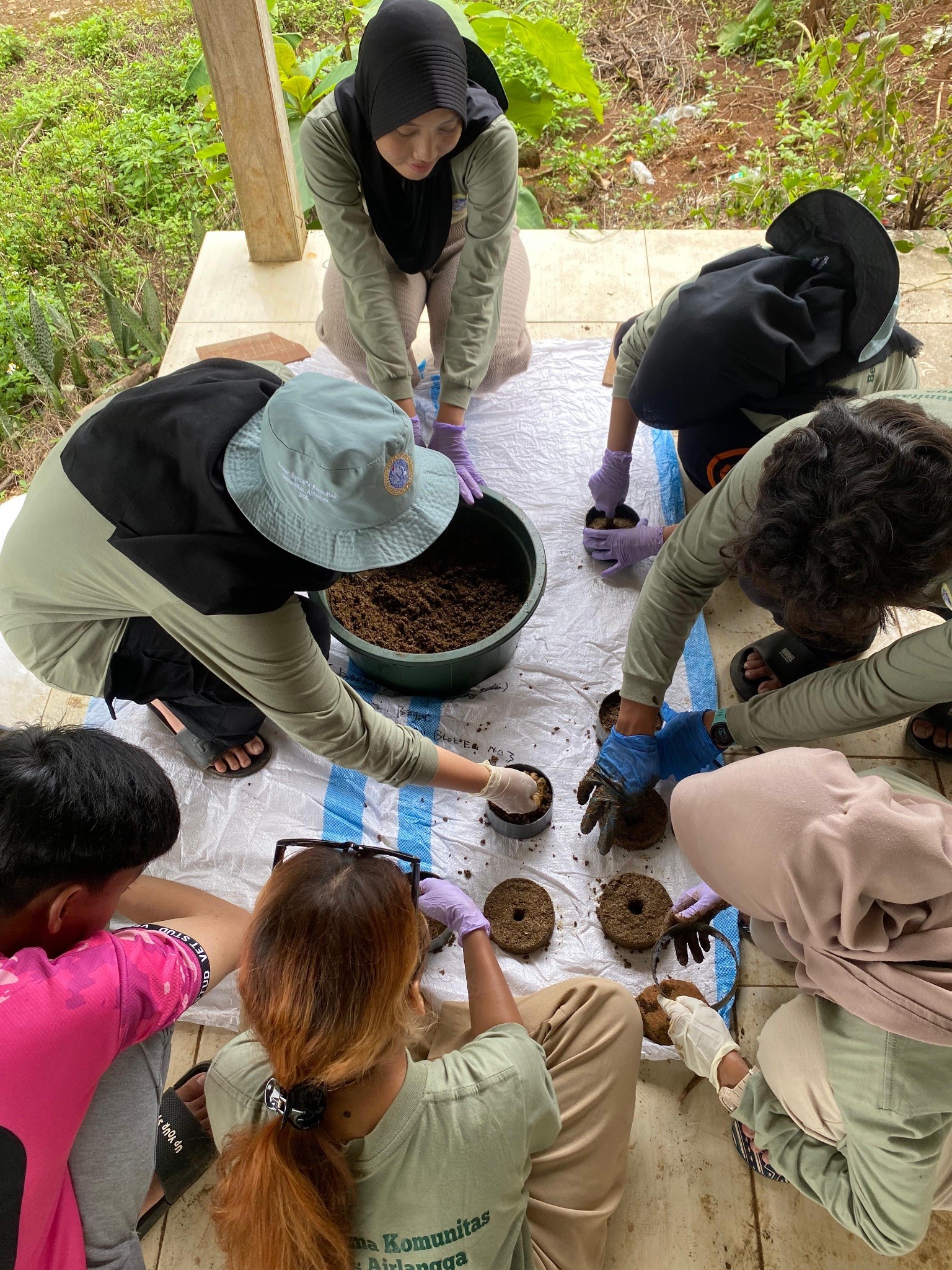 
Mahasiswa dari tim KKN-BBK 5 Universitas Airlangga Desa Ngembat sedang membuat UMMB (Urea Molases Mineral Blok) pada hari Selasa (14/01/2025). (doc. Pribadi)