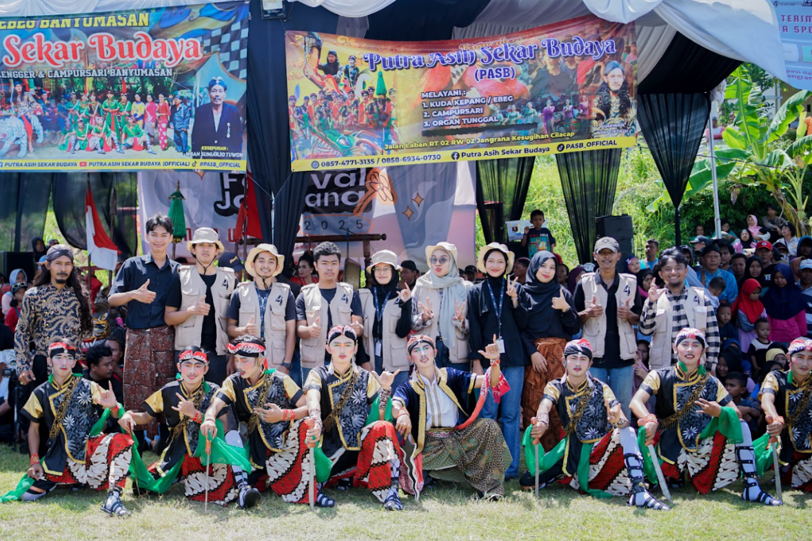 Paguyuban Ebeg Putro Asih Sekar Budaya dan Mahasiswa KKN UNS. (doc. KKN UNS 22)