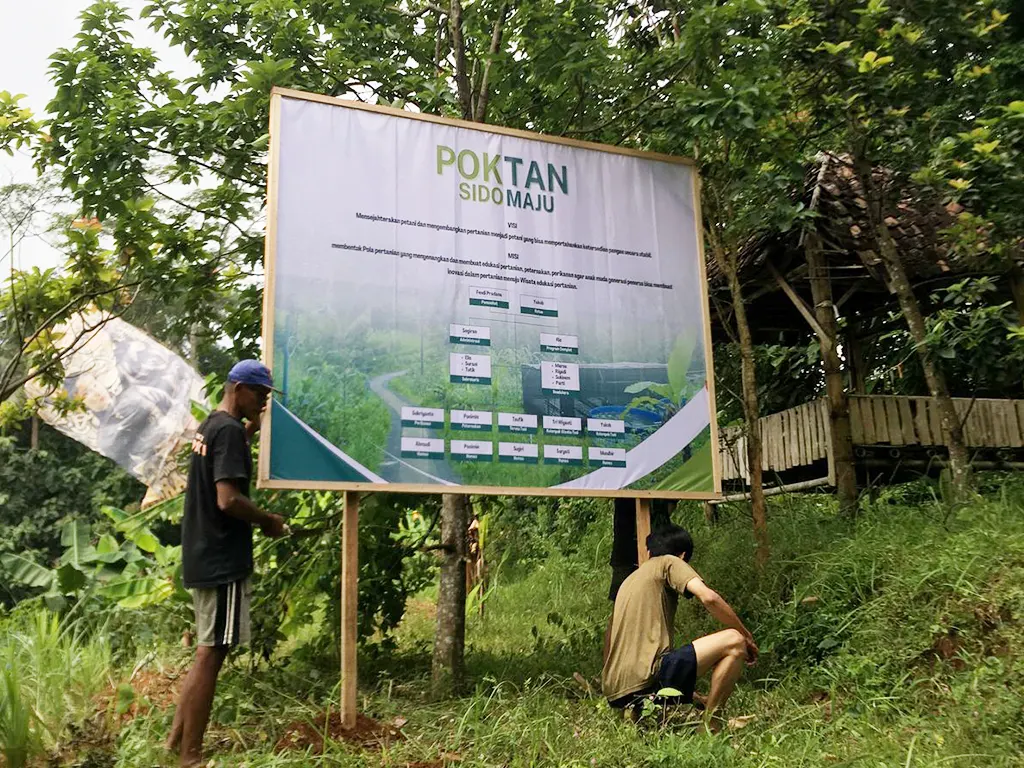 Pemasangan papan informasi Poktan Sidomaju. (doc. KKN UMBY Kelompok 10)