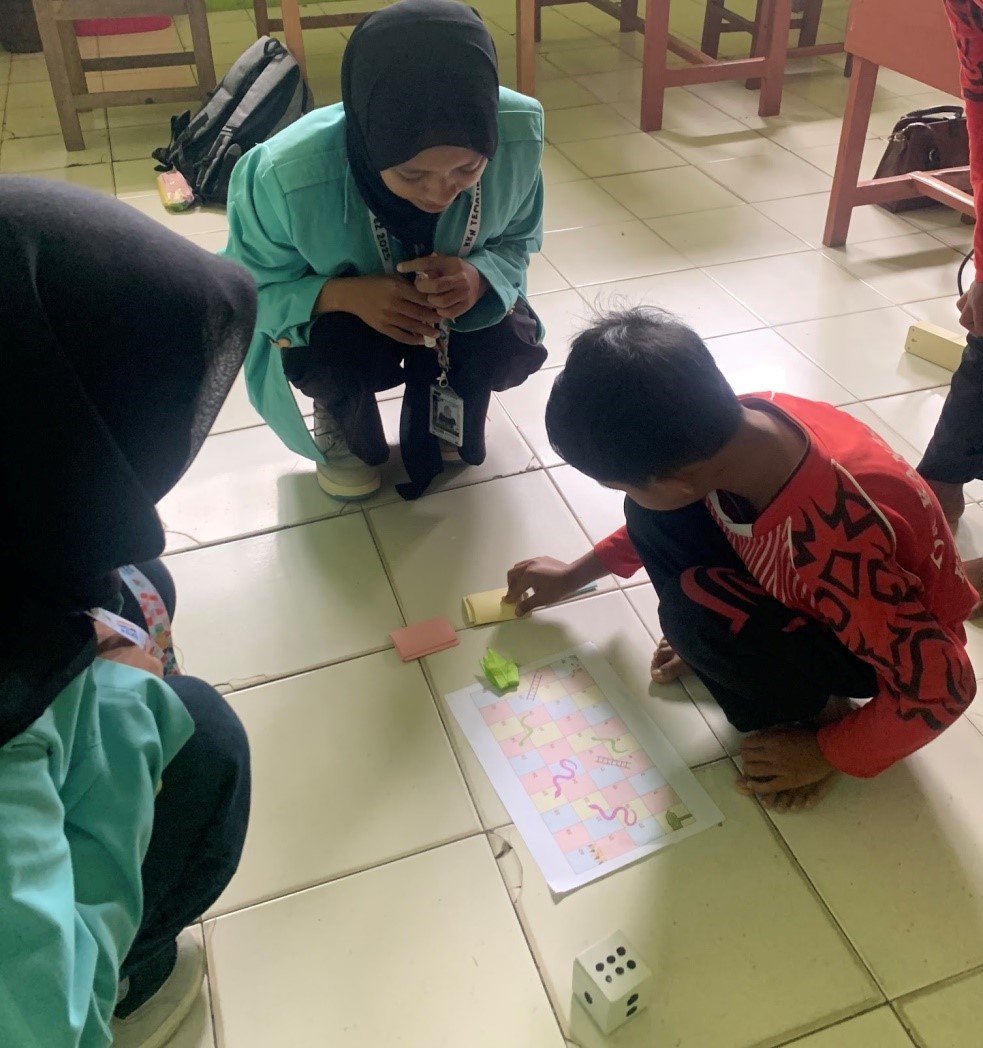 Pelaksanaan Program Kerja Dolanan Hanacaraka: Pelestarian Aksara Jawa melalui Edukasi dan Kreasi pada hari Jumat (31/01/2025) di SDN Kandangsapi 3 menggunakan metode belajar ceria dengan permainan ular tangga. (doc. KKN UNS 82)