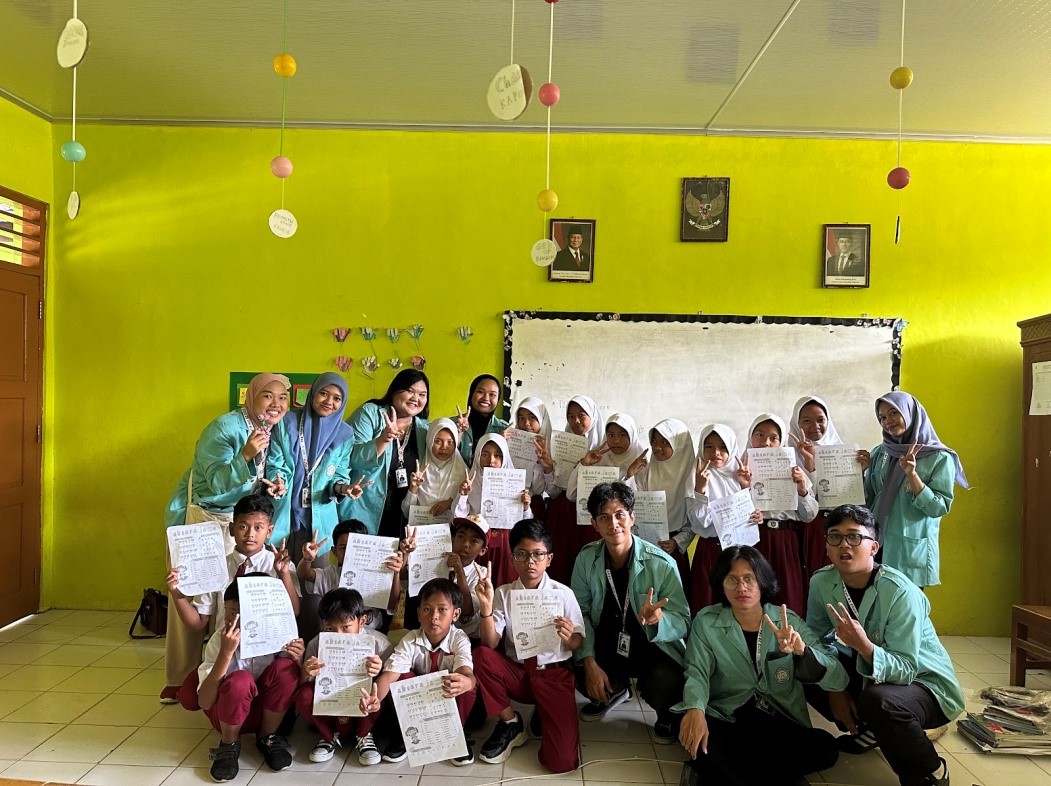 Pelaksanaan Program Kerja Dolanan Hanacaraka: Pelestarian Aksara Jawa melalui Edukasi dan Kreasi pada hari Senin (20/01/2025) di SDN Kandangsapi 1. (doc. KKN UNS 82)