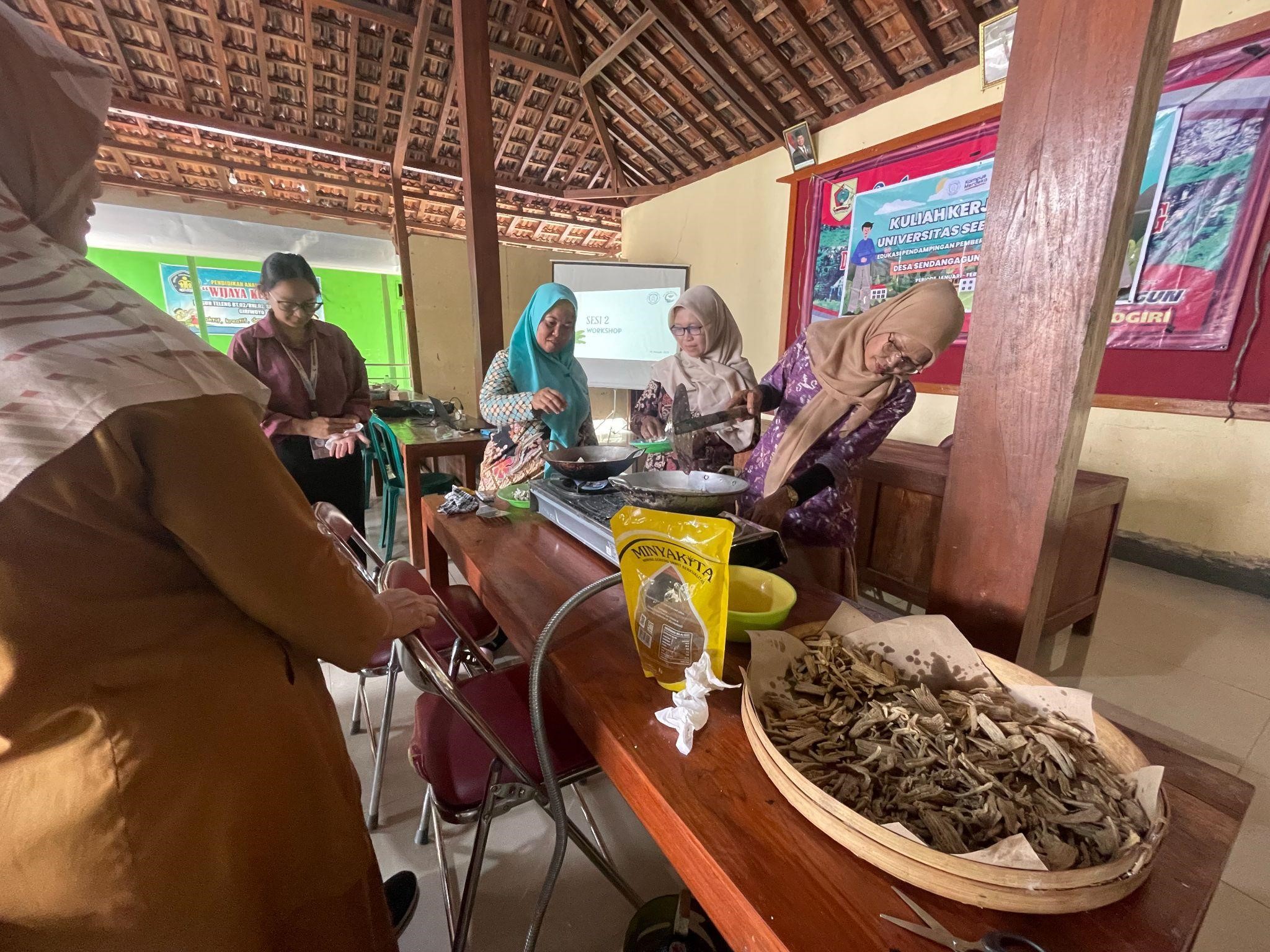 Pelaksanaan Program Kerja Workshop Pengolahan Batang Pisang menjadi Keripik pada hari Selasa (11/02/2025) di Balai Desa Sendangagung. (doc. KKN 122 UNS)