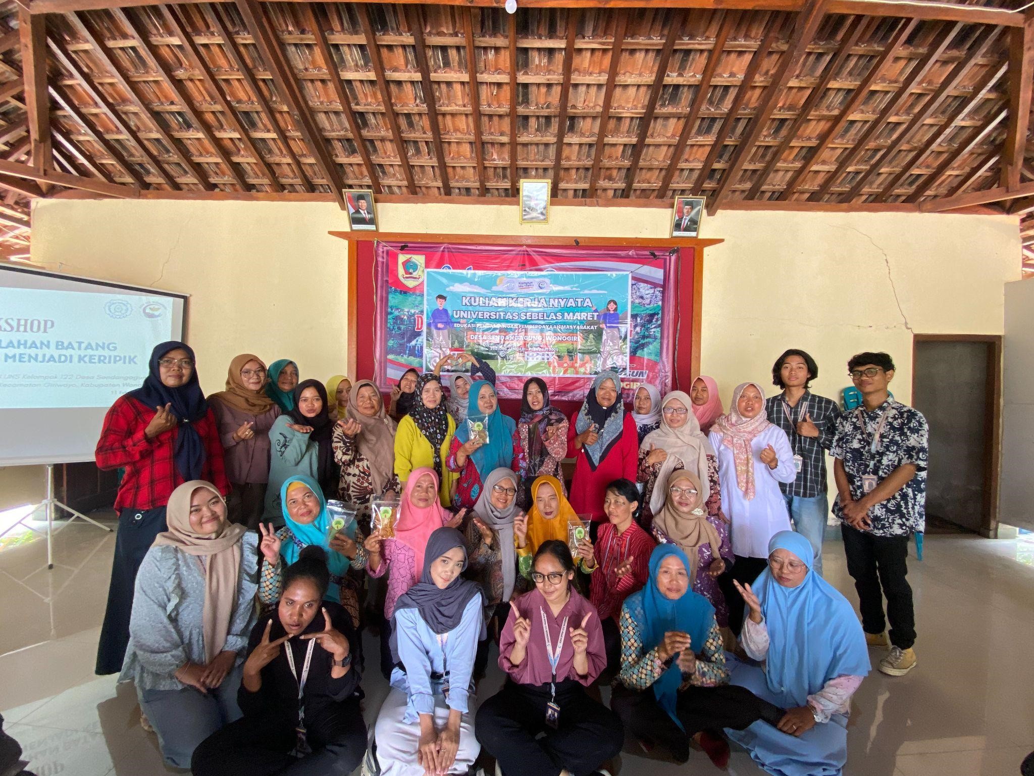 Pelaksanaan Program Kerja Workshop Pengolahan Batang Pisang menjadi Keripik pada hari Selasa (11/02/2025) di Balai Desa Sendangagung. (doc. KKN 122 UNS)