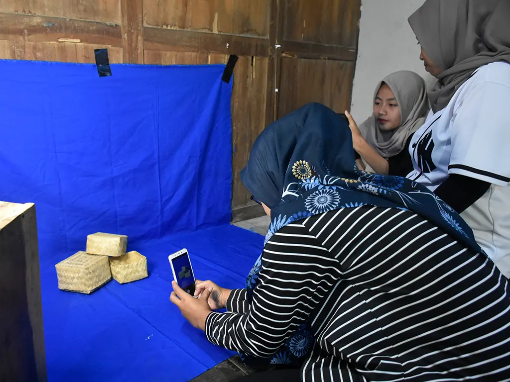 Pelatihan foto produk untuk pengrajin Anyaman Bambu. (doc. KKN UNS 132)