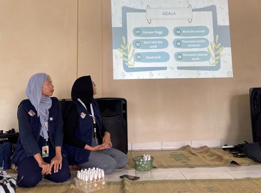 Pemaparan materi tentang gerakan anti jentik nyamuk. (doc. KKN 39 UNS)