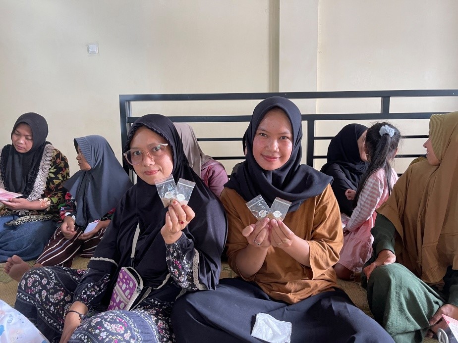 Pembagian obat anti nyamuk berbahan serai kepada ibu-ibu PKK. (doc. KKN 39 UNS)