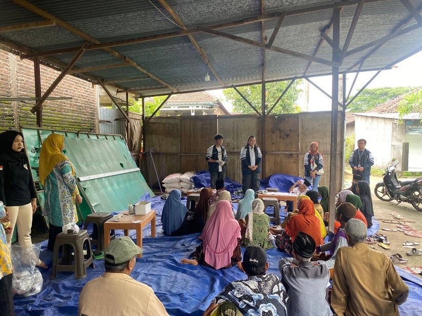 Pemberian edukasi faktor penyebab dan pencegahan dini stunting kepadakKader Posyandu Desa Tedunan. (doc. Pribadi)