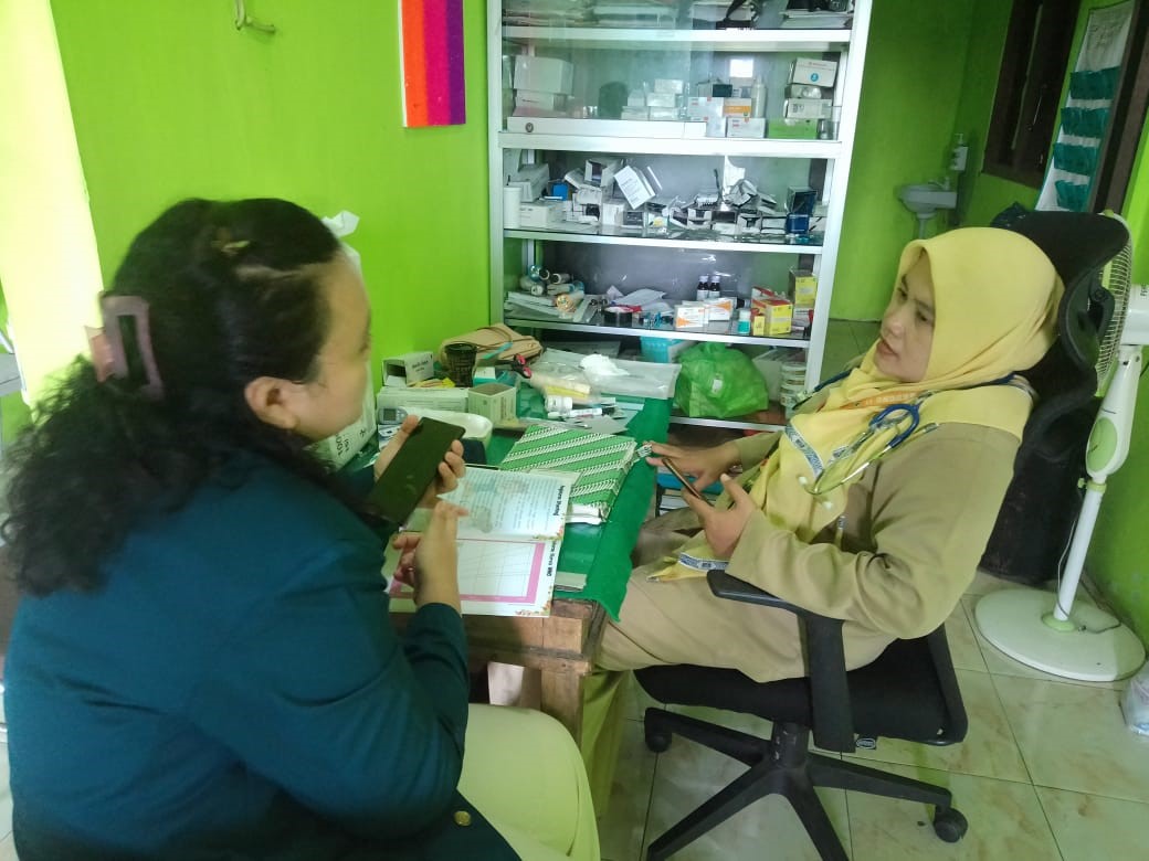 Pemberian pelatihan membaca Kurva Pertumbuhan WHO. (doc. Pribadi)