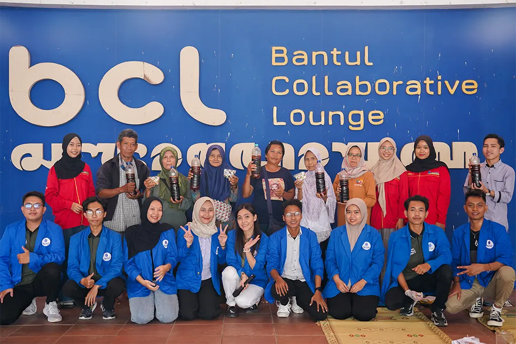 Anggota kelompok 30 KKN-PPM UMBY, pengurus Bank Sampah “Gemah Ripah”, bersama para pedagang pasar yang menjadi partisipan sosialisasi pengelolaan sampah menjadi eco enzyme, Minggu (2/2/2025).
(doc. Intania Ayumirza/UMBY)