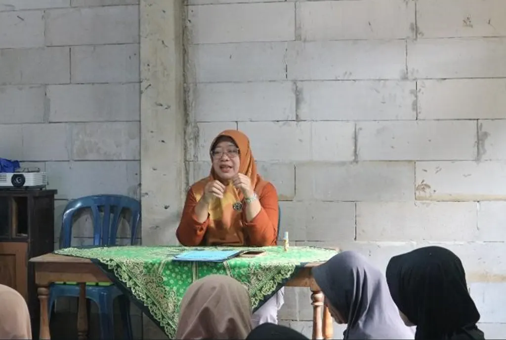 Penyampaian Kesan Pesan dari Kegiatan oleh Ibu Dwi Selaku Ketua TP PKK. (doc. KKN UNS 80)