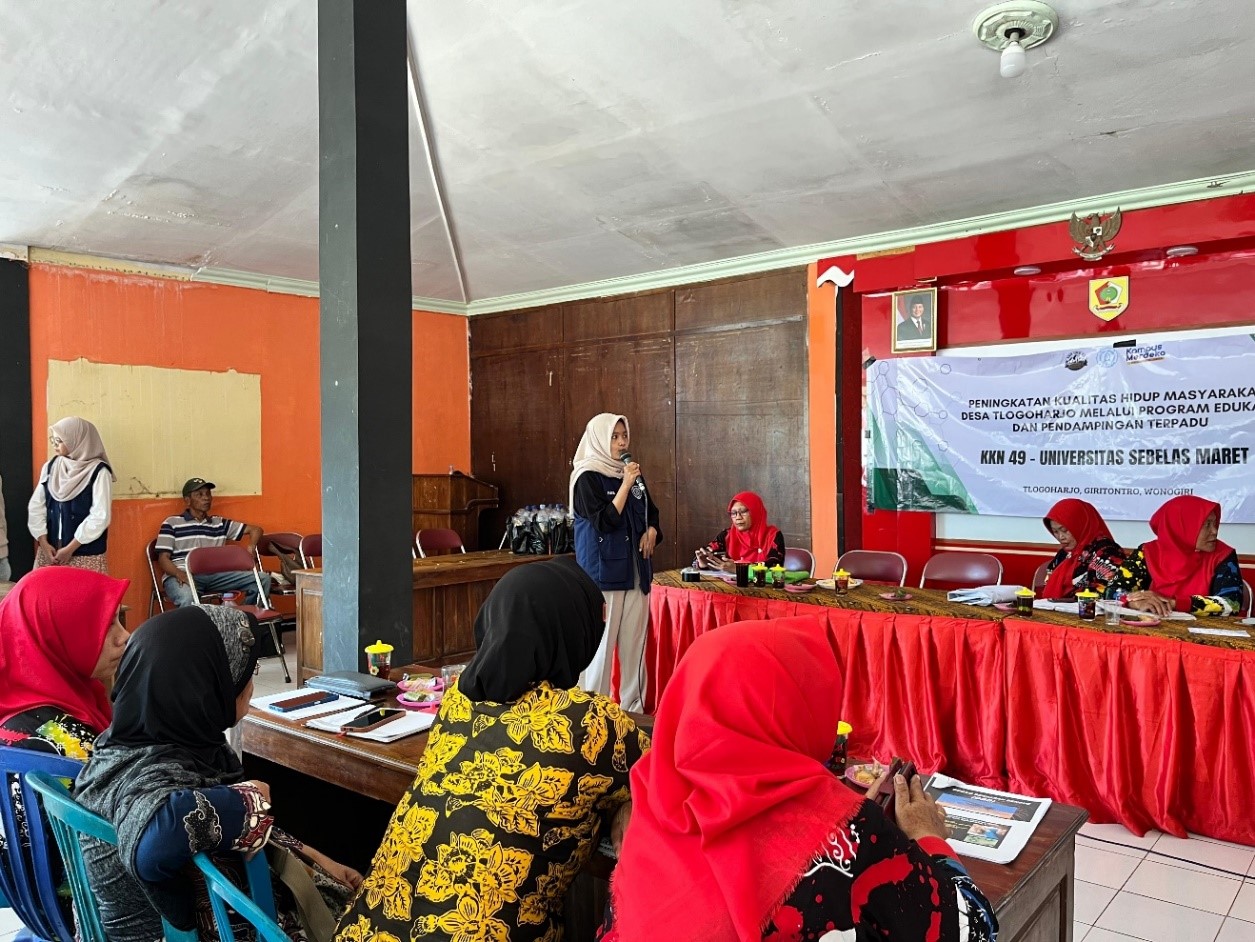 Penyampaian materi mengenai pembuatan pupuk organik cair dari air leri. (doc. KKN UNS 130) Penyampaian materi mengenai pembuatan pupuk organik cair dari air leri. (doc. KKN UNS 130)