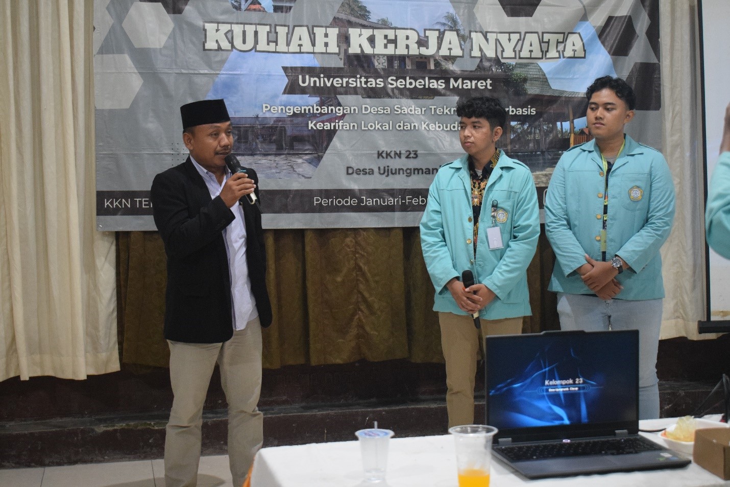 Penyampaian sambutan dan terima kasih oleh tokoh masyarakat Ujungmanik, Warsono, dalam rangkaian acara Program Kerja ”Jejak Budaya: Dokumentasi dan Pelestarian Tradisi Desa” (14/02/2025). (doc. KKN UNS 23)