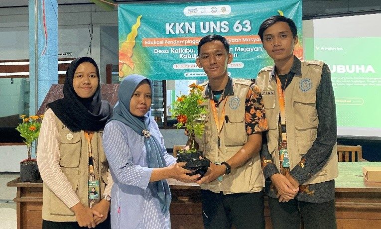 Penyerahan bibit refugia pada Bu Erna selaku Sekretaris Desa Kaliabu, Minggu (9/2/25). (doc. KKN 63 UNS) Penyerahan bibit refugia pada Bu Erna selaku Sekretaris Desa Kaliabu, Minggu (9/2/25). (doc. KKN 63 UNS)