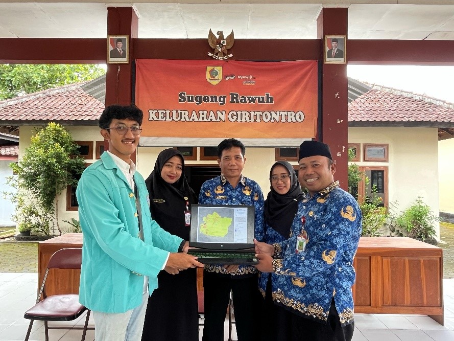 Penyerahan secara simbolis Peta Tutupan Lahan Giritontro. (doc. KKN UNS EPPM 48)