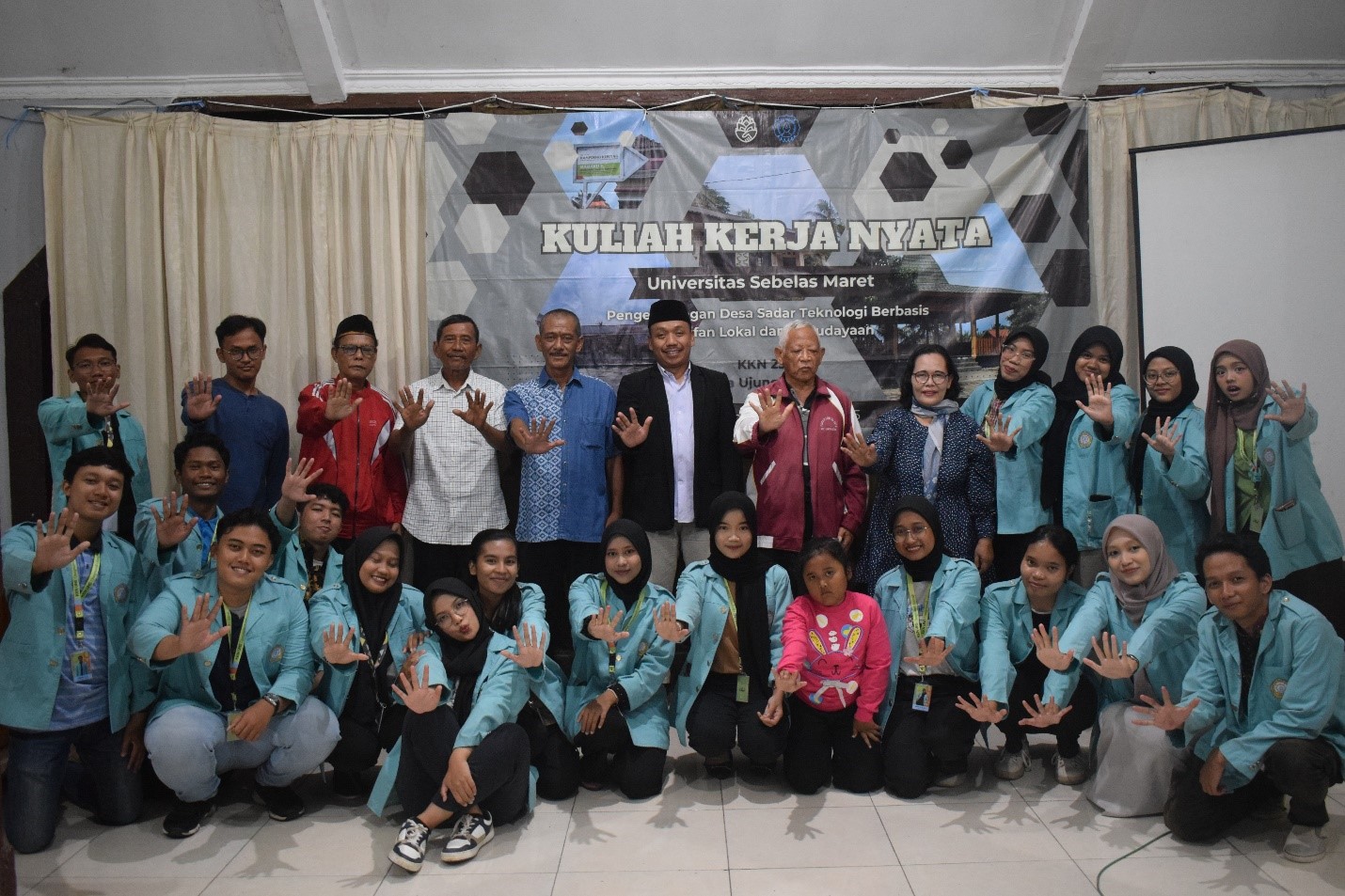 Perangkat Desa Ujungmanik, Warga Lokal, bersama Mahasiswa KKN UNS (14/02/2025). (doc. KKN UNS 23)